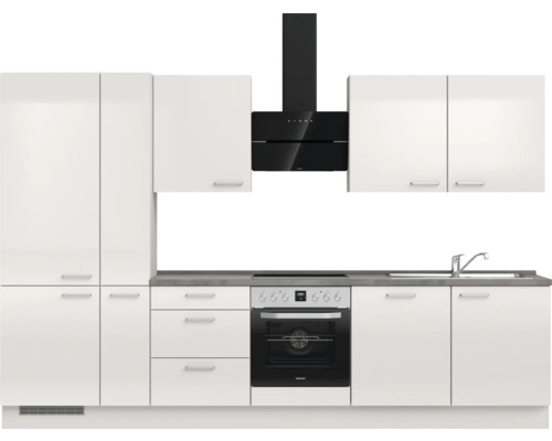 Küchenzeile mit Hängeschränken, Herd und Dunstabzugshaube