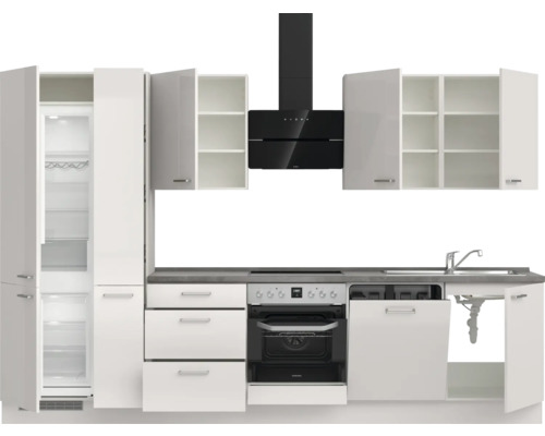 Moderne Küche mit weißen Schränken, schwarzer Dunstabzugshaube und integrierten Geräten.