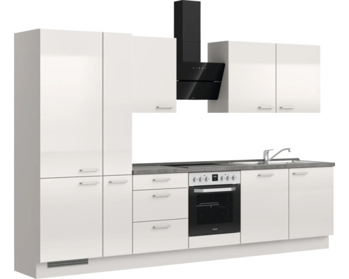 Komplette Küche mit Spüle, Kochfeld, Backofen und Dunstabzugshaube.