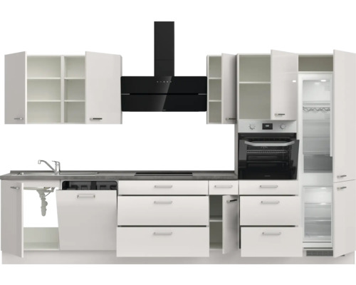 Küchenzeile mit Spüle, Geschirrspüler, Herd, Backofen, Dunstabzugshaube, Kühlschrank und Schränken