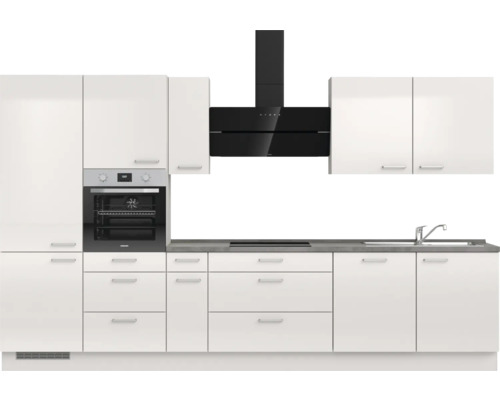 Küchenzeile mit Hängeschränken, Einbaubackofen und Dunstabzugshaube