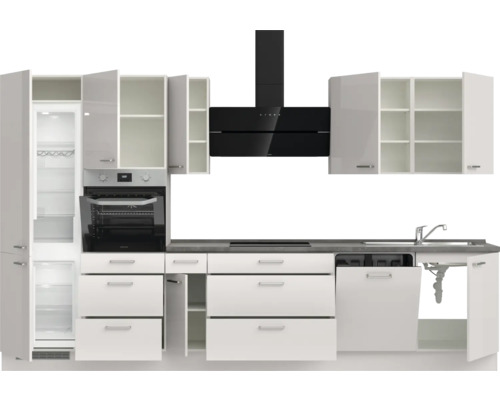 Küchenzeile mit Einbaugeräten: Kühlschrank, Backofen, Dunstabzugshaube und Spülmaschine