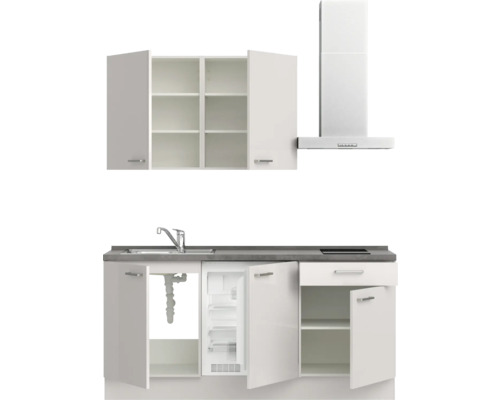 Küchenzeile mit Spüle, Kühlschrank, Hängeschränken und Dunstabzugshaube