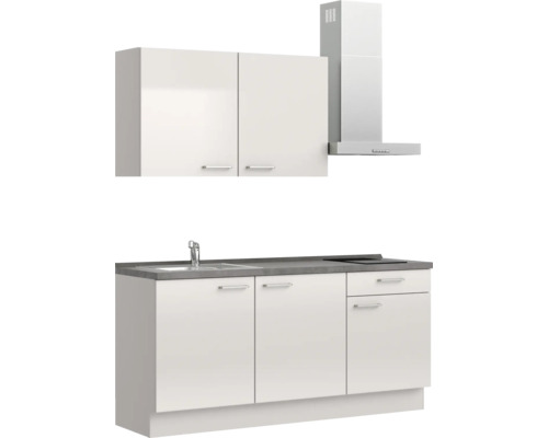 Küchenzeile mit Spüle, Kochfeld, Dunstabzugshaube und Hängeschränken.