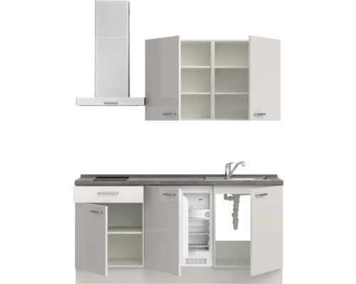 Küchenzeile mit Dunstabzugshaube, Hängeschränken, Spüle und integriertem Kühlschrank