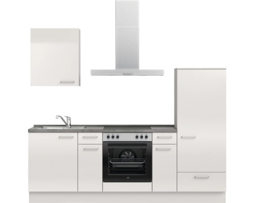 Küchenzeile mit Spüle, Herd, Dunstabzugshaube und Schränken