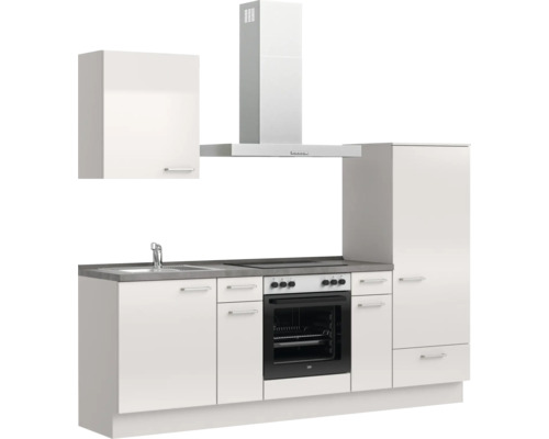 Komplette Küchenzeile mit Spüle, Herd, Dunstabzugshaube und Schränken.