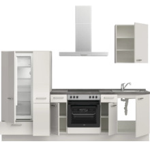 Küchenzeile mit Kühlschrank, Herd, Spüle und Dunstabzugshaube.