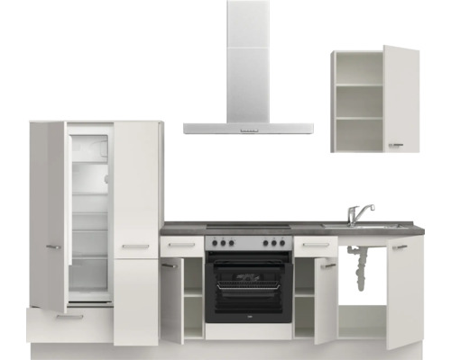 Küchenzeile mit Kühlschrank, Herd, Spüle und Dunstabzugshaube.