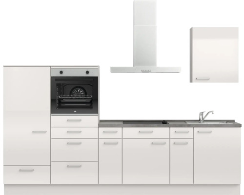 Küchenzeile mit Spüle, Herd, Backofen und Dunstabzugshaube