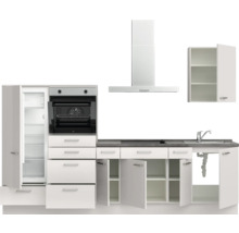Küchenzeile mit Kühlschrank, Backofen, Dunstabzugshaube, Spüle und Schränken