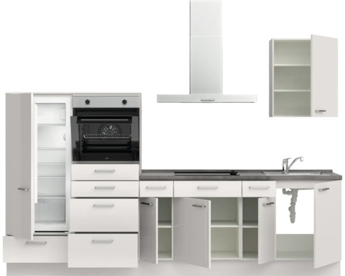 Küchenzeile mit Kühlschrank, Backofen, Dunstabzugshaube, Spüle und Schränken