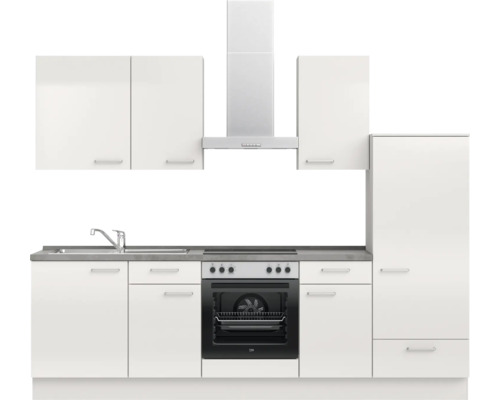 Küchenzeile mit Spüle, Herd, Dunstabzugshaube und Schränken