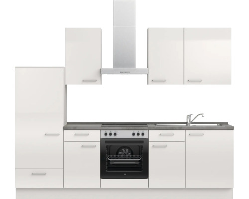 Küchenzeile mit Spüle, Herd, Dunstabzugshaube und Schränken