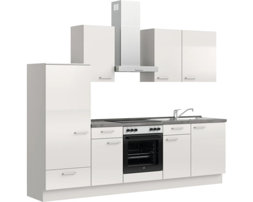 Helle Einbauküche mit Spüle, Herd und Dunstabzugshaube