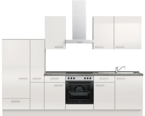 Einbauküche mit Spüle, Herd, Dunstabzugshaube und weißen Schränken.