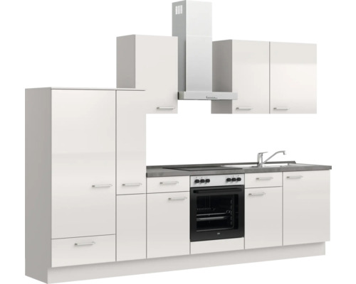 Küchenzeile mit Hängeschränken, Dunstabzugshaube, Herd und Spüle