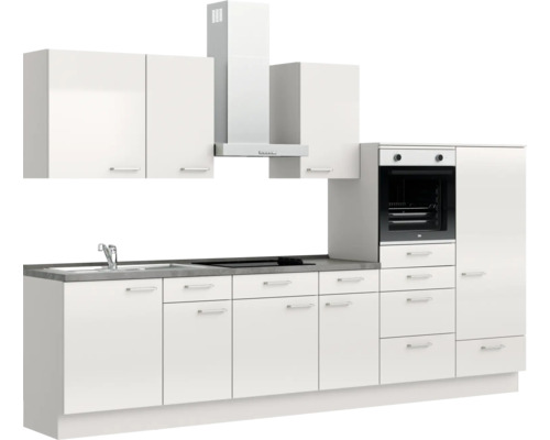 Weiße Küchenzeile mit Spüle, Kochfeld, Dunstabzugshaube und Backofen