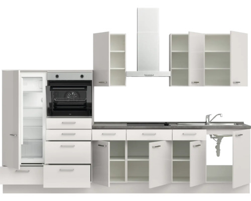 Komplette Küchenzeile mit Kühlschrank, Backofen, Dunstabzugshaube, Spüle und verschiedenen Schränken.