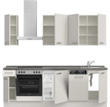 Küchenzeile mit Ober- und Unterschränken, Dunstabzugshaube, Spüle, Herd, Backofen und Kühlschrank.
