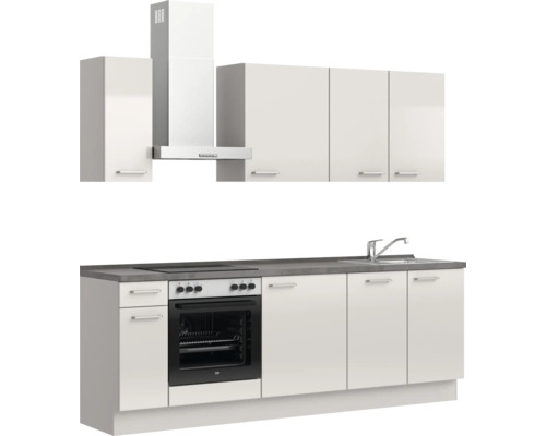 Küchenzeile mit Hängeschränken, Dunstabzugshaube, Spüle und Herd