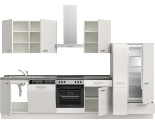 Komplette Küchenzeile mit Spüle, Geschirrspüler, Herd, Dunstabzugshaube und Kühlschrank.