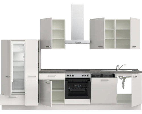 Komplette Küchenzeile mit Kühl-Gefrierkombination, Spüle, Herd und Dunstabzugshaube.