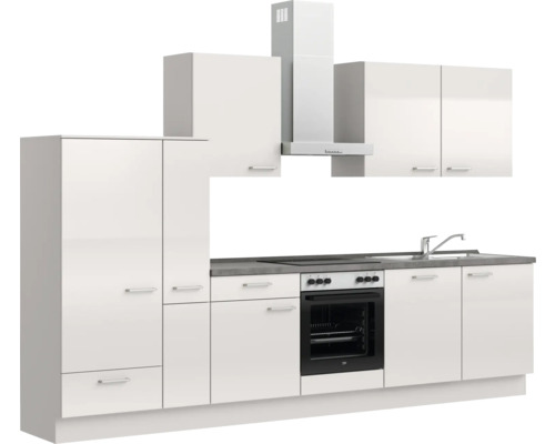 Küchenzeile mit Hängeschränken, Spüle, Herd und Dunstabzugshaube