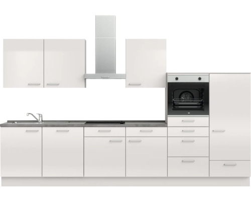 Komplette Küchenzeile mit Spüle, Kochfeld, Dunstabzugshaube und Einbaubackofen in hellen Farben.