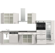 Komplette Küchenzeile mit Spüle, Geschirrspüler, Kochfeld, Dunstabzugshaube, Backofen, Kühlschrank und Hängeschränken.