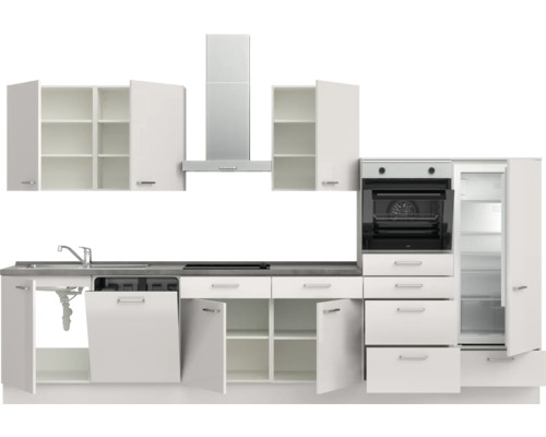 Komplette Küchenzeile mit Spüle, Geschirrspüler, Kochfeld, Dunstabzugshaube, Backofen, Kühlschrank und Hängeschränken.