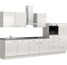 Küchenzeile mit Spüle, Kochfeld, Backofen, Dunstabzugshaube und Schränken in hellem Design