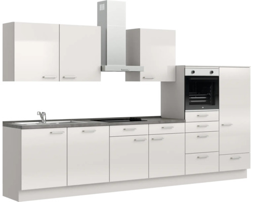 Küchenzeile mit Spüle, Kochfeld, Backofen, Dunstabzugshaube und Schränken in hellem Design