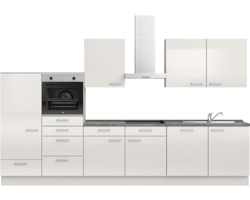 Küchenzeile mit Spüle, Herd, Dunstabzugshaube und Hängeschränken