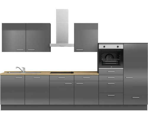 Moderne Einbauküche mit Spüle, Kochfeld, Dunstabzugshaube, Schränken und Backofen