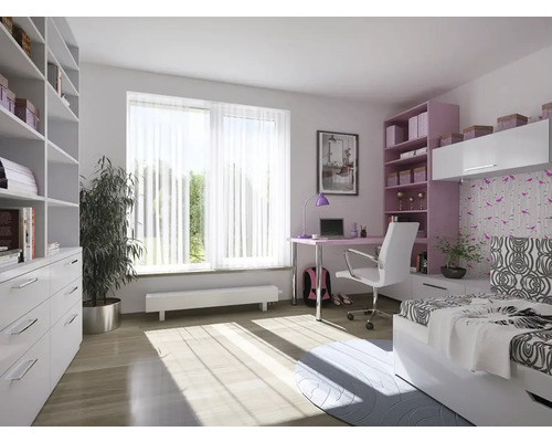 Helles Zimmer mit Bett, Schreibtisch, Regal und Fenster