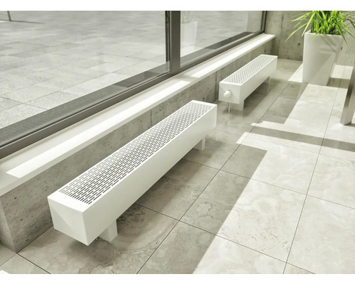 Zwei Heizkörper unter einem Fenster in einem hellen Raum