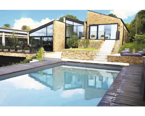 Modernes Haus mit Swimmingpool, Holzterrasse und großen Fenstern.