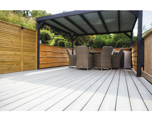 Terrasse mit Holzdeck, Pergola, Sitzgruppe und Holzzaun