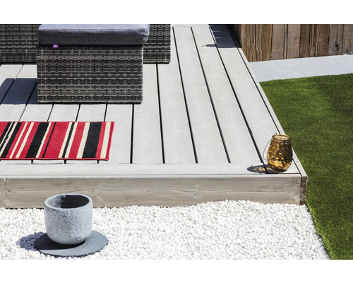 Terrasse mit Gartenmöbeln, Teppich, Dekoration, Kies und Rasen