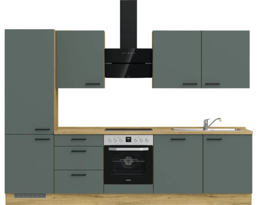 Küchenzeile mit Hängeschränken, Spüle, Herd und Dunstabzugshaube