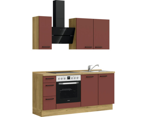 Küchenzeile mit Hängeschränken, Dunstabzugshaube, Spüle und Elektroherd