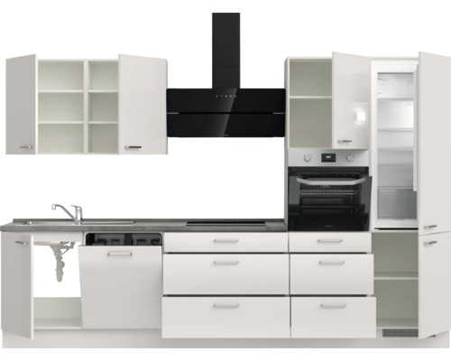 Moderne Küche mit Spüle, Geschirrspüler, Kochfeld, Dunstabzugshaube, Backofen, Kühlschrank und Schränken.