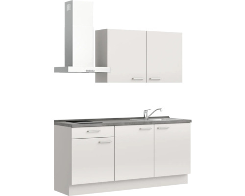 Küchenzeile mit Spüle, Kochfeld und Dunstabzugshaube