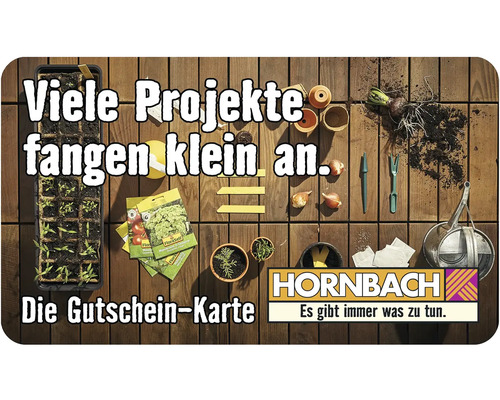 Anzuchtschale mit Jungpflanzen, Blumenzwiebeln, Sämereien, Pflanzschilder, Mini-Töpfe und Gartengeräte auf Holzbrett mit Hornbach Logo.