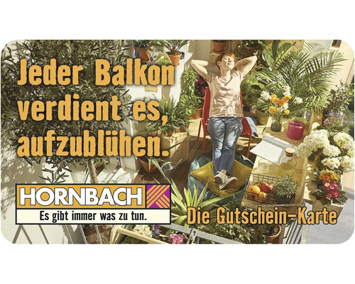 Balkonszene mit Pflanzen, Frau und Hornbach Gutschein-Karte
