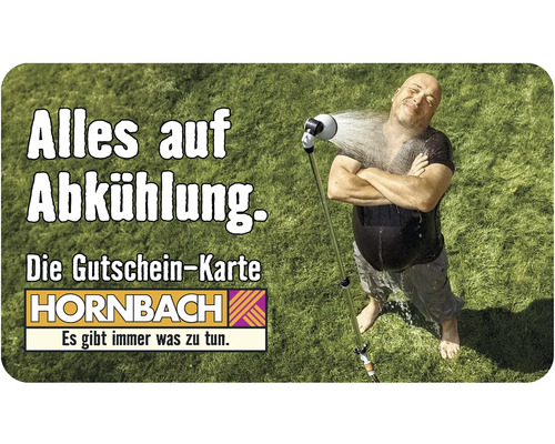 Mann erfrischt sich mit einer Gartendusche auf einer Wiese. Hornbach Logo.