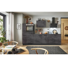 Moderne Küche mit Einbaubackofen, Dunstabzugshaube und Arbeitsplatte