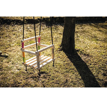 Holzschaukel mit Seilen im Garten