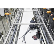 Installation einer industriellen Rohrleitung mit einer Person und Werkzeugkasten